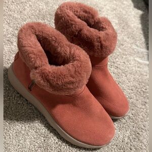 NWOT! Skechers Goga Mat Women's Cozy Faux Fur Lined Boots. Size 7